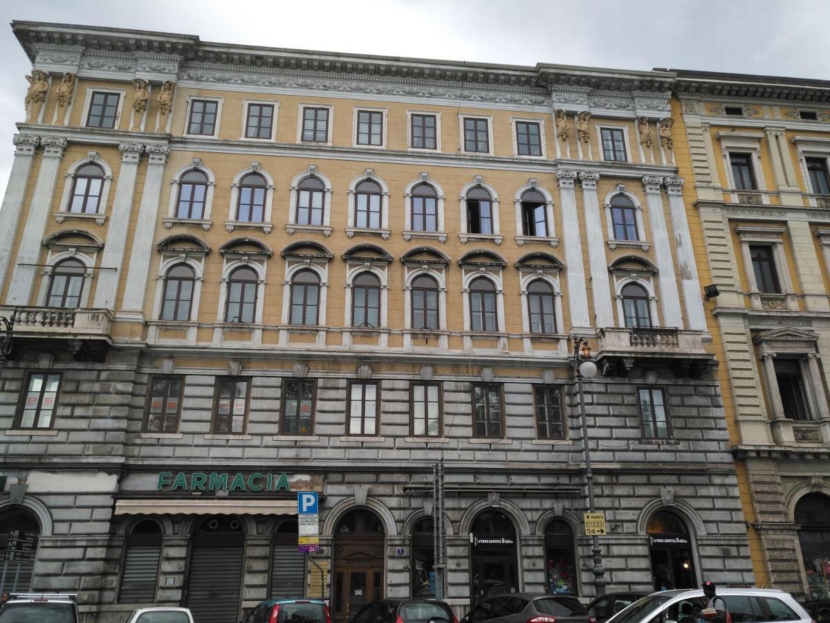 B&B Ametista Trieste Bagian luar foto